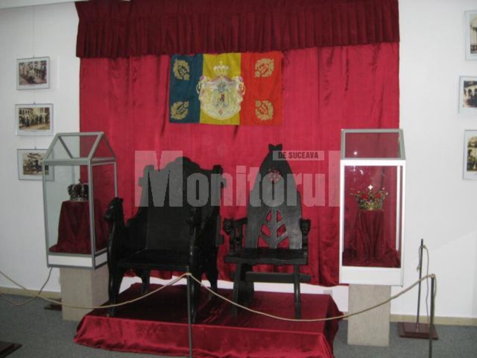 Tronul Regelui Ferninand și tronul Reginei Maria de la festivitatea de încoronare de la Alba Iulia, încadrate de cele două coroane regale Tronul Regelui Ferninand și tronul Reginei Maria de la festivitatea de încoronare de la Alba Iulia, încadrate de cele două coroane regale