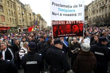 Manifestanții au purtat pancarte pe care scria "Proclamația de la Timișoara nu e a voastră" și "Români anti-PSD, nu vom uita și nu vom ierta". Foto: MEDIAFAX