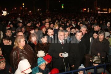 Bucurie: Luminile de sărbătoare, aprinse în bradul de Crăciun din centrul Sucevei