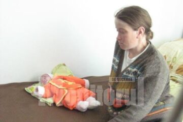 Respinse de familie, această tânără și fiica ei au fost găzduite de Centrul maternal Gura Humorului