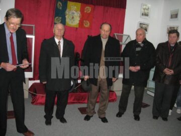 Participanti la deschiderea expozitiei