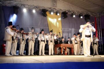În centrul Sucevei: Spectacol folcloric extraordinar, de Ziua Natională a României