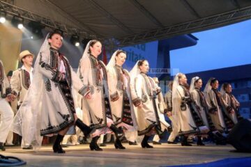 În centrul Sucevei: Spectacol folcloric extraordinar, de Ziua Natională a României