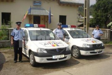 Polițiști din Broșteni, în fața sediului