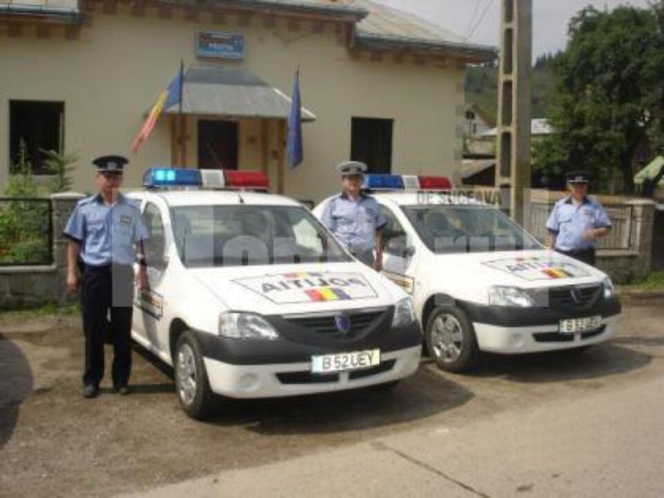 Polițiști din Broșteni, în fața sediului