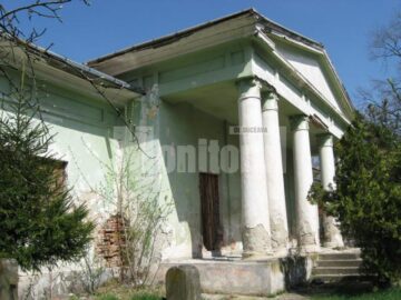 Conacul din Iacobești, aprilie 2009 - Corpul principal văzut din exterior
