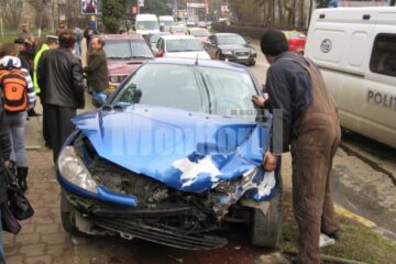 Autoturismul Peugeot a fost avariat în partea din față