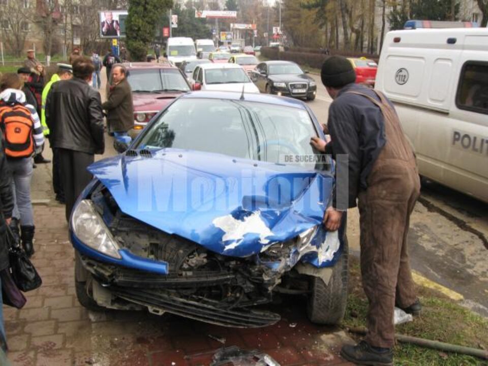 Autoturismul Peugeot a fost avariat în partea din față