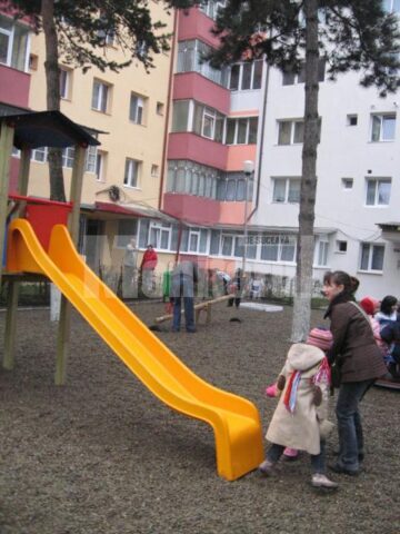 Bucuria copiilor: Un nou loc de joacă, inaugurat în cartierul George Enescu
