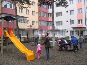 Bucuria copiilor: Un nou loc de joacă, inaugurat în cartierul George Enescu