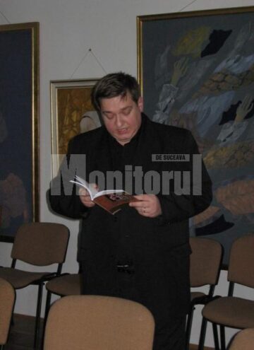 Alexandru Ovidiu Vintila citind din volumul de versuri cartea lui koch