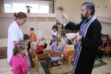 Noile spații create prin extinderea grădiniței cu un corp de clădire, de aproape 400 de metri pătrați, au fost sfințite de preoți