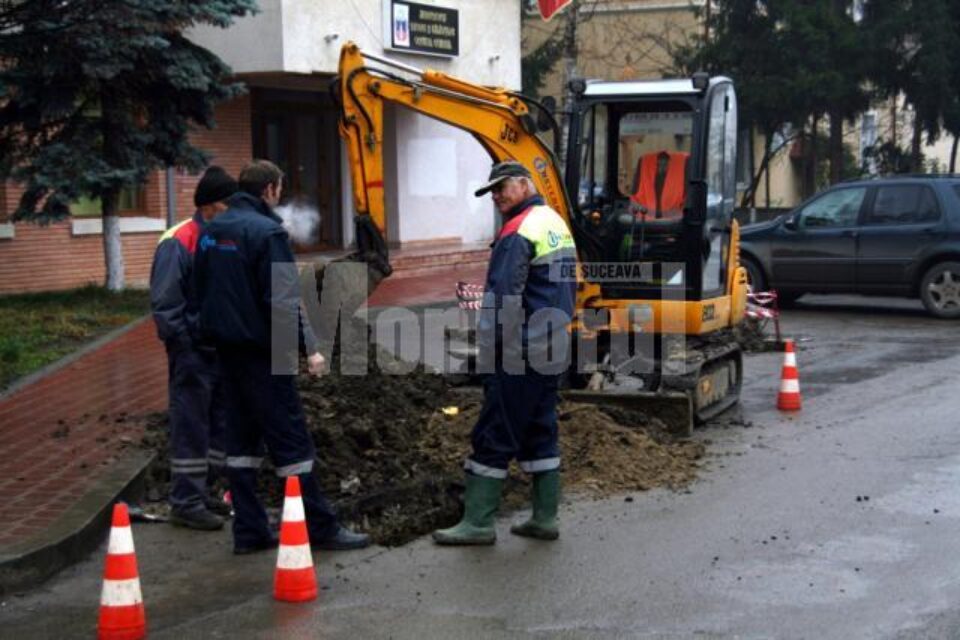 Muncitorii întâi astupă conductele recent montate, repară strada, ca apoi să o spargă, dacă sunt depistate pierderi la probele de presiune
