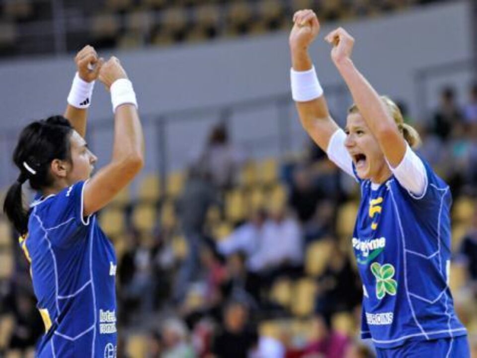 Cristina Neagu (s) și Carmen Amariei (d). Foto: MEDIAFAX