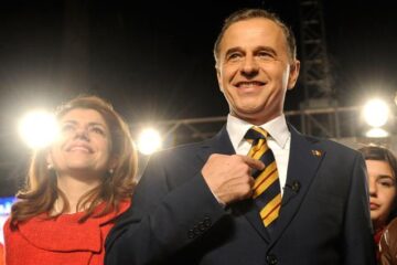 Mircea Geoană i-a mulțumit soției sale, pe care a numit-o "Mihaela, dragostea mea". Foto: MEDIAFAX