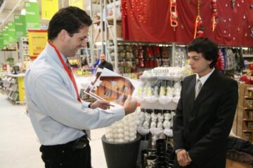Directorul Laszlo Florian și Florin Alucăi, câștigătorul marelui premiu Baumax, o casă