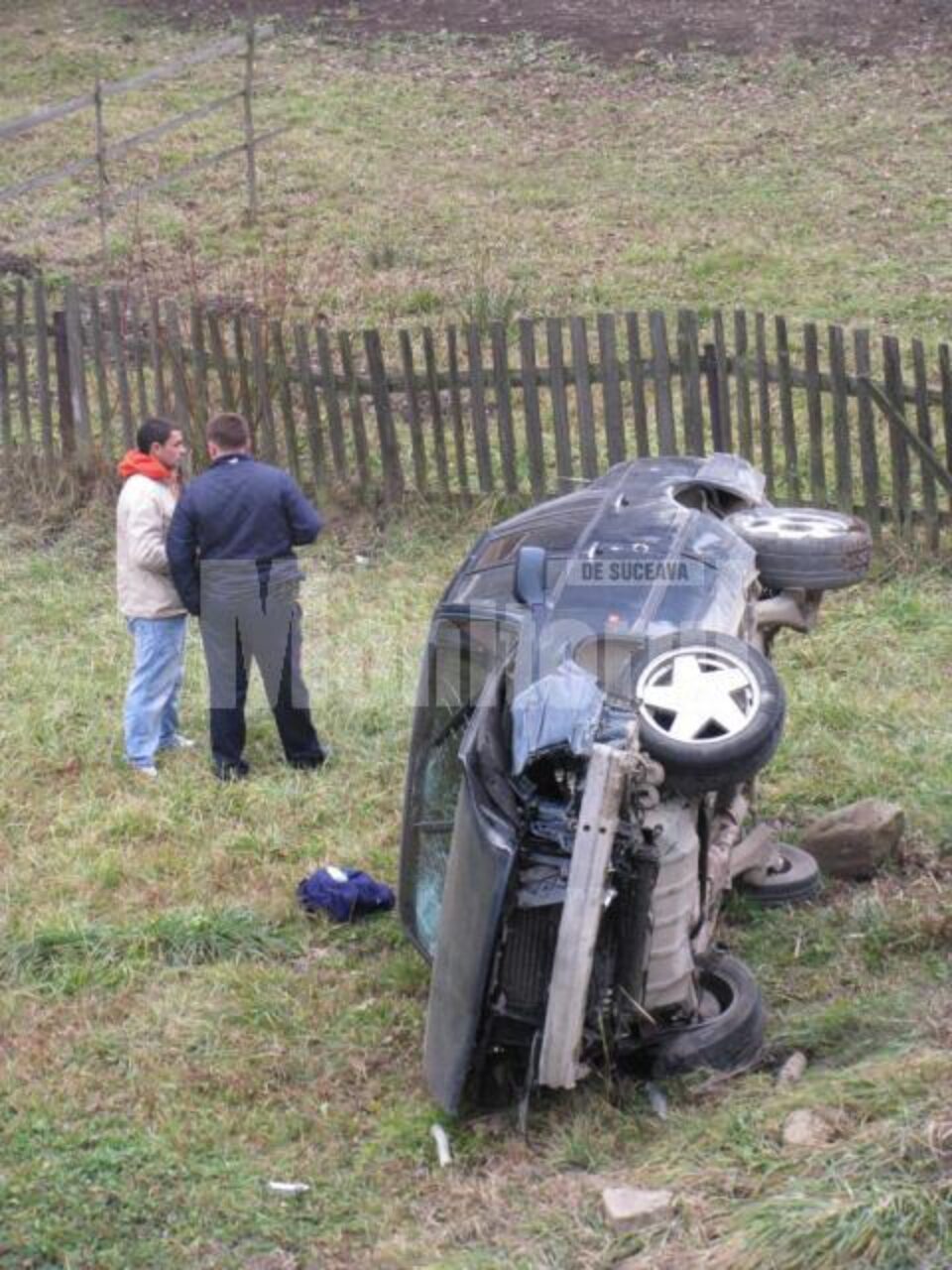 Mașina a plonjat circa 10 metri în gol de pe șosea