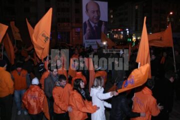 În centrul Sucevei, PD-L-iștii au sărbătorit victoria lui Traian Băsescu