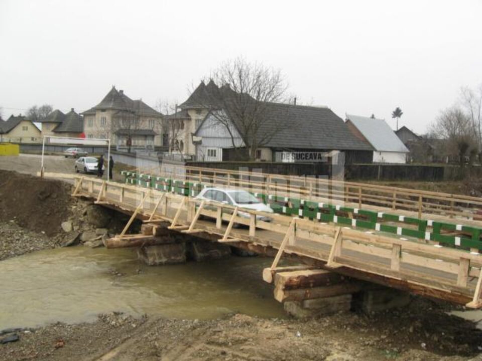 Podul de lemn de peste râul Sucevița a fost construit într-o singură zi