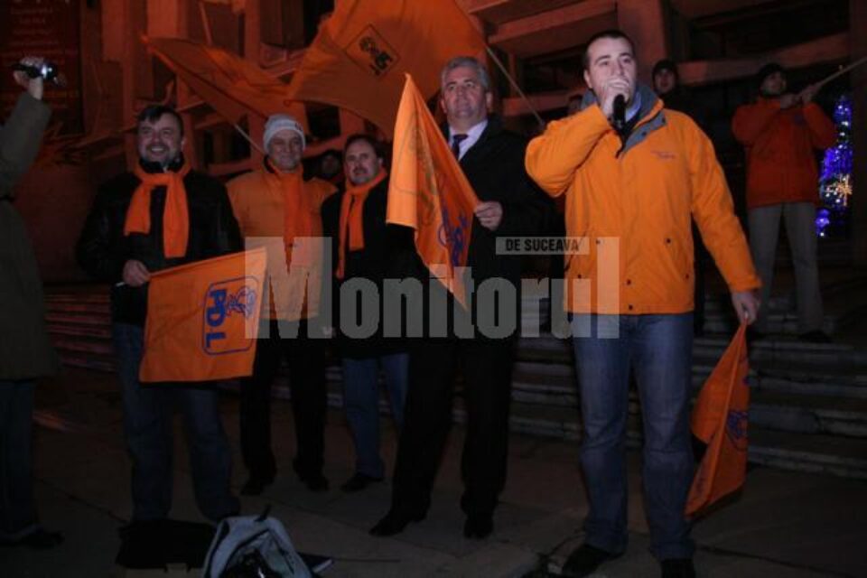 În centrul Sucevei, PD-L-iștii au sărbătorit victoria lui Traian Băsescu