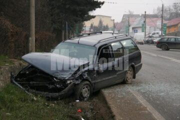 Mașina VW, proiectată în șanț după impactul violent cu autoturismul BMW