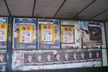 Unele afișe au rămas tocmai de la primul tur de scrutin