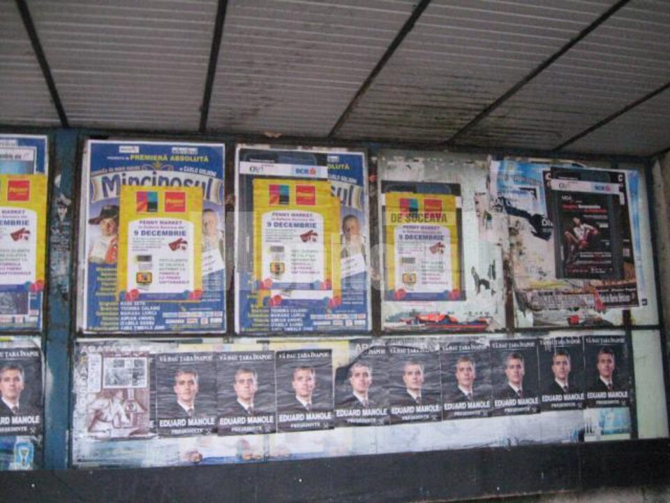 Unele afișe au rămas tocmai de la primul tur de scrutin