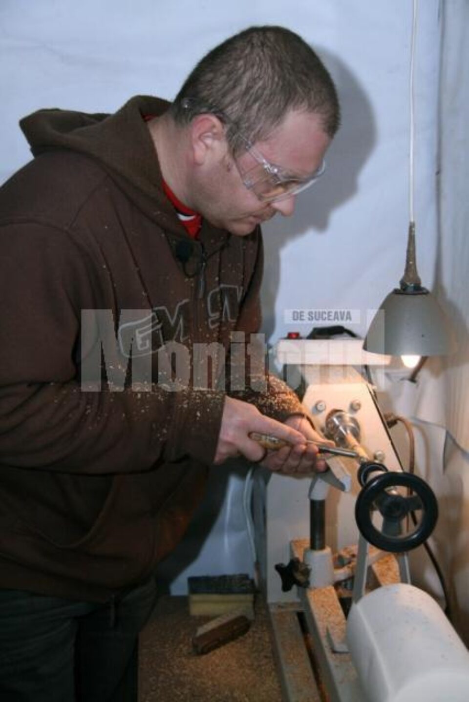 Nu a lucrat înainte în lemn, dar a învățat de pe internet