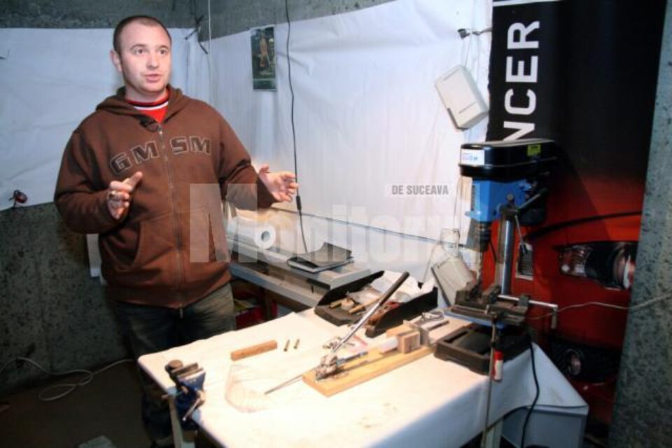 Lucian Poenari în micuțul său atelier