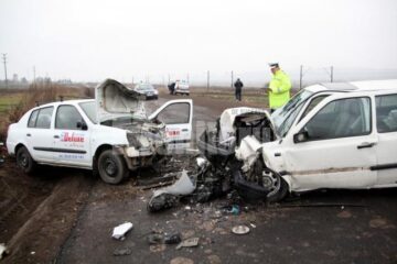 Ambele mașini, avariate grav în urma impactului