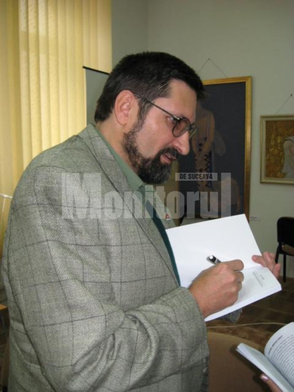 Dan Camer, oferind cărțile cu autograf
