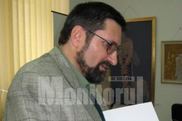 Dan Camer, oferind cărțile cu autograf