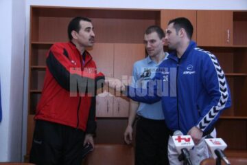 Sucevenii Ciubotariu si Rohozneanu i-au urat succes, la finalul meciului, antrenorului Leonard Bibirig