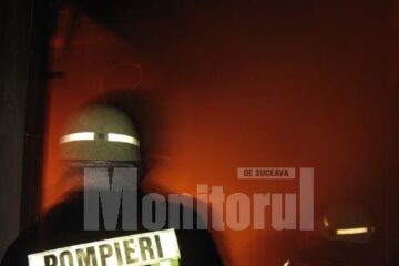 La sosirea pompierilor, flăcările înghițiseră acoperișul casei