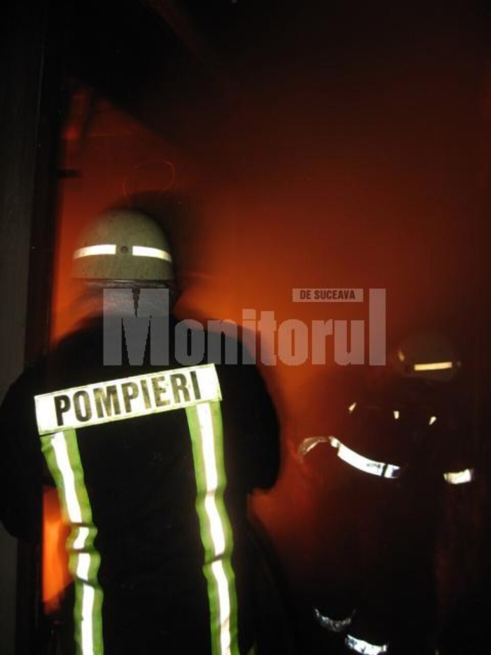 La sosirea pompierilor, flăcările înghițiseră acoperișul casei