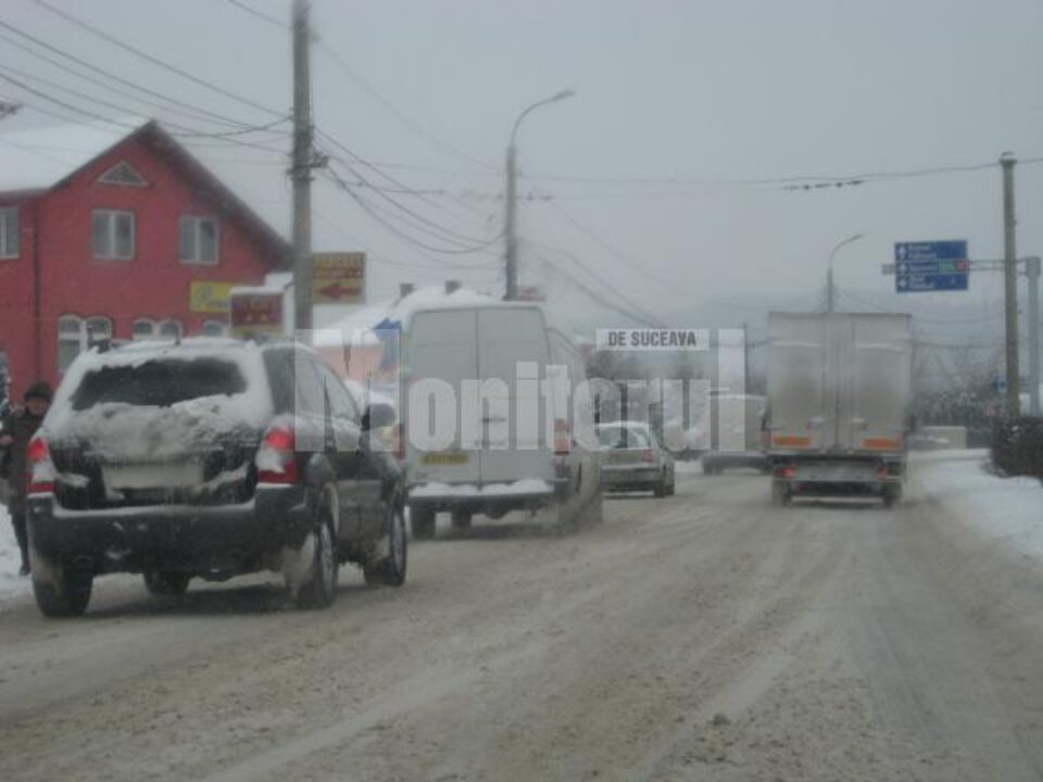 Pe șoselele din județ s-a circulat cu mare greutate, din cauza căderilor masive de zăpadă și a poleiului