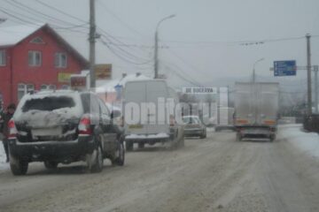 Pe șoselele din județ s-a circulat cu mare greutate, din cauza căderilor masive de zăpadă și a poleiului