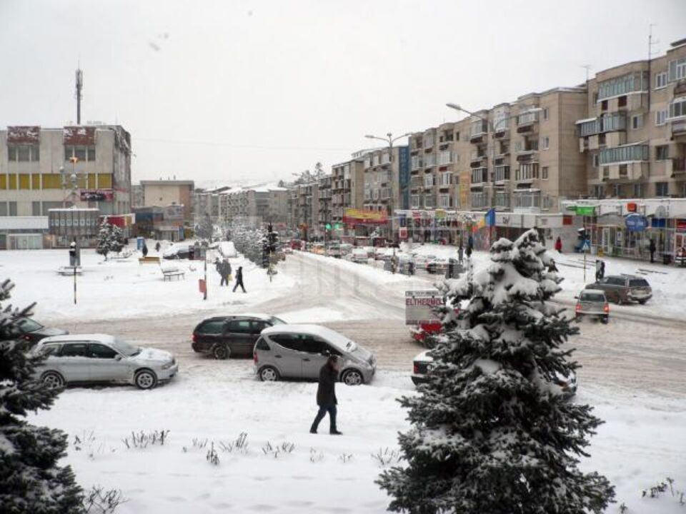 La Fălticeni, utilajele de deszăpezire fac față cu greu în lupta cu iarna
