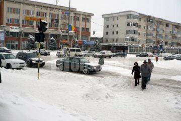 La Fălticeni, utilajele de deszăpezire fac față cu greu în lupta cu iarna