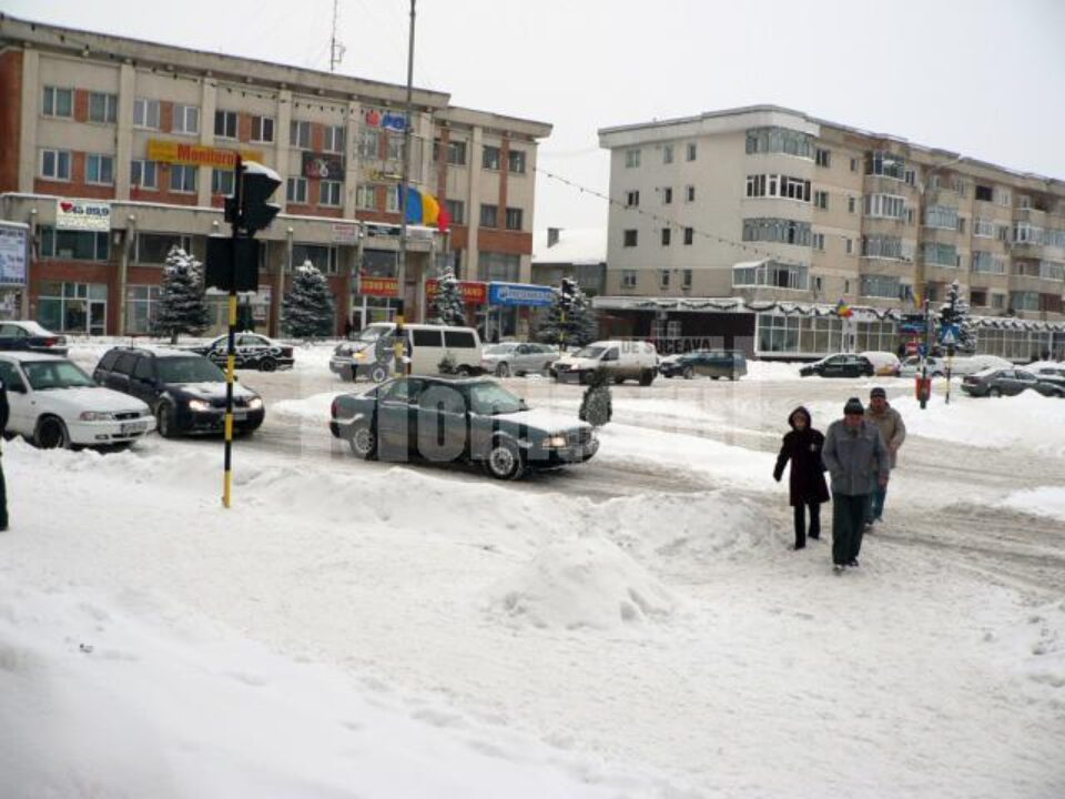 La Fălticeni, utilajele de deszăpezire fac față cu greu în lupta cu iarna