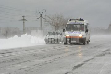 Din cauza ninsorii și a traficului îngreunat, durata de intervenție a autosanitarelor s-a prelungit