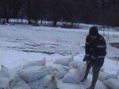 Probleme cu vremea: Alertă la Vatra Dornei, după ce râul Bistrița s-a revărsat spre trei case