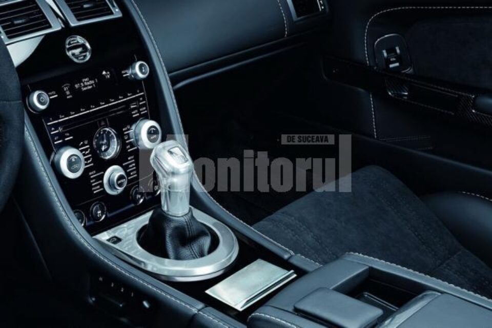 Aston Martin V12 Vantage Carbon Black
