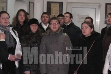 În ajun de sărbători: Redacția Monitorul de Suceava, colindată de Grupul de tineri „Voces Christianum”