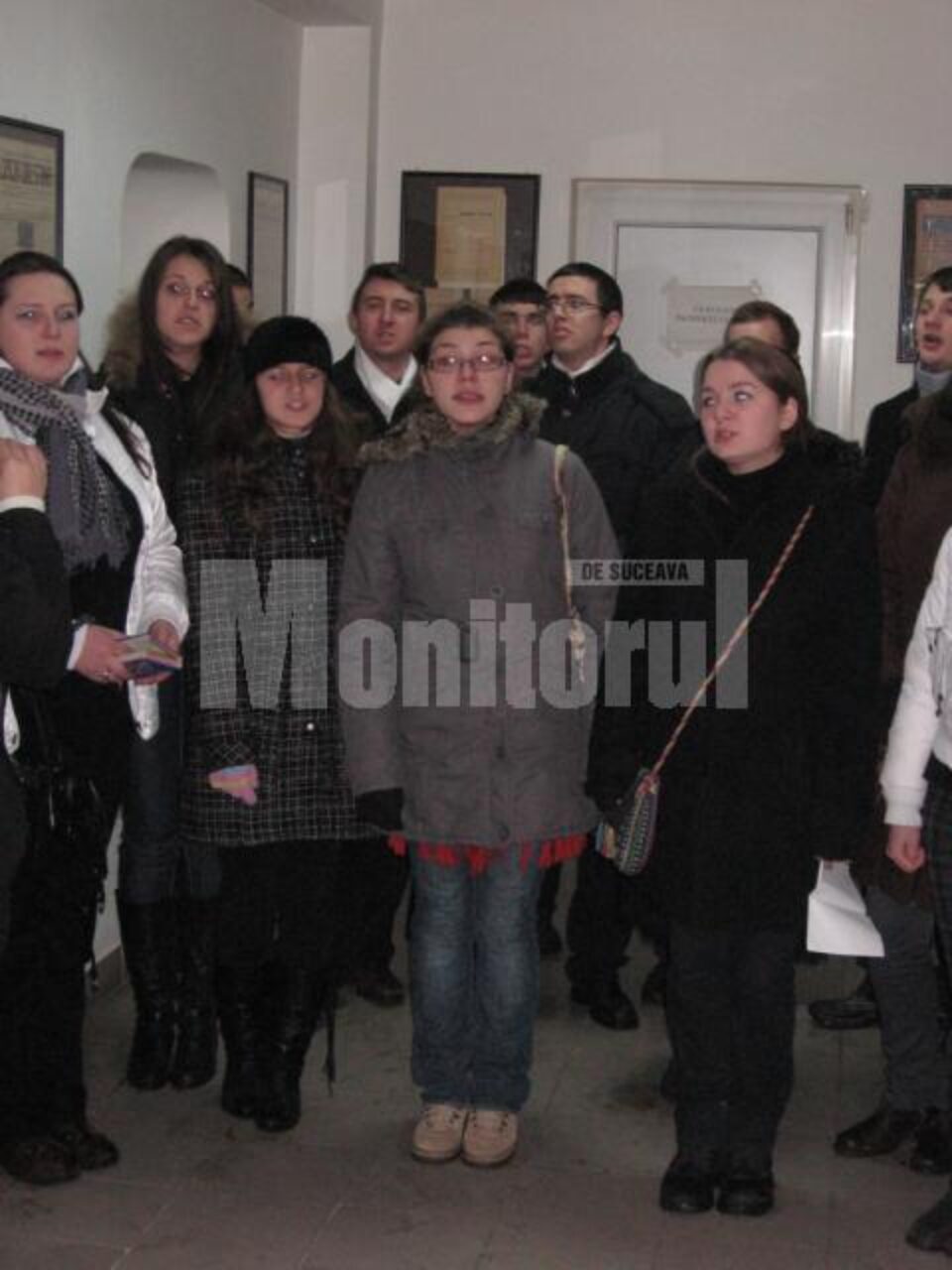 În ajun de sărbători: Redacția Monitorul de Suceava, colindată de Grupul de tineri „Voces Christianum”