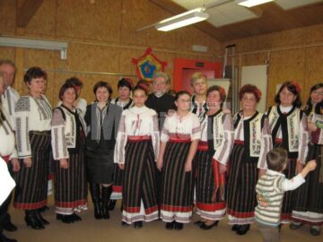 Grupul din Bogdănești, împreună cu preotul Diaconu și Maria Ciobanu, ambasador extraordinar și plenipotențiar