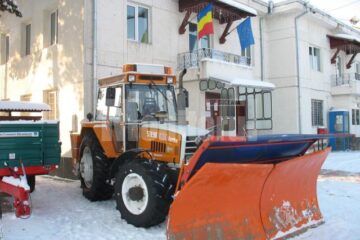 Primăria Dărmănești a achiziționat un tractor dotat cu plug și sărăriță