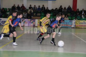 Succes: 500 de copii, la a treia ediție a Cupei Moș Crăciun la minifotbal