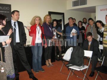 Nicolae Jitariu, inconjurat de ziaristi la targul HiFi Arena