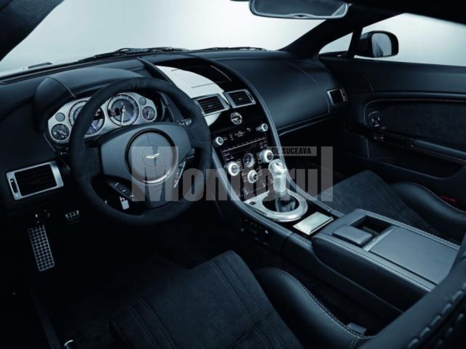 Aston Martin V12 Vantage Carbon Black